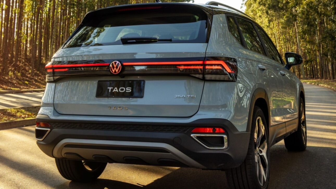 Volkswagen Taos 2026 llega a Brasil con precios más bajos, nuevo câmbio automático, renovado, ACC y central multimídia de 10,1 polegadas.