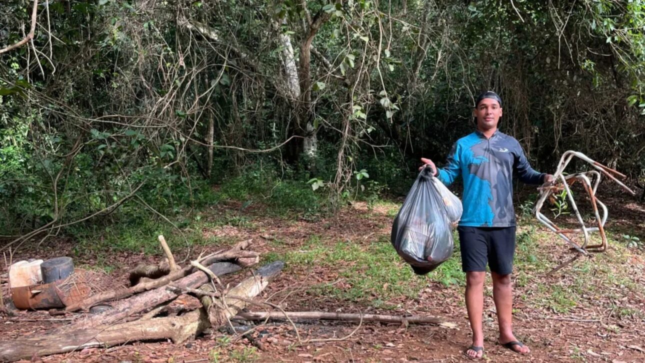 Padre e hijo recorren 50 km del Río Sucuriú, recogen basura y alertan sobre crímenes ambientales en Costa Rica, con el apoyo de la PMA local.