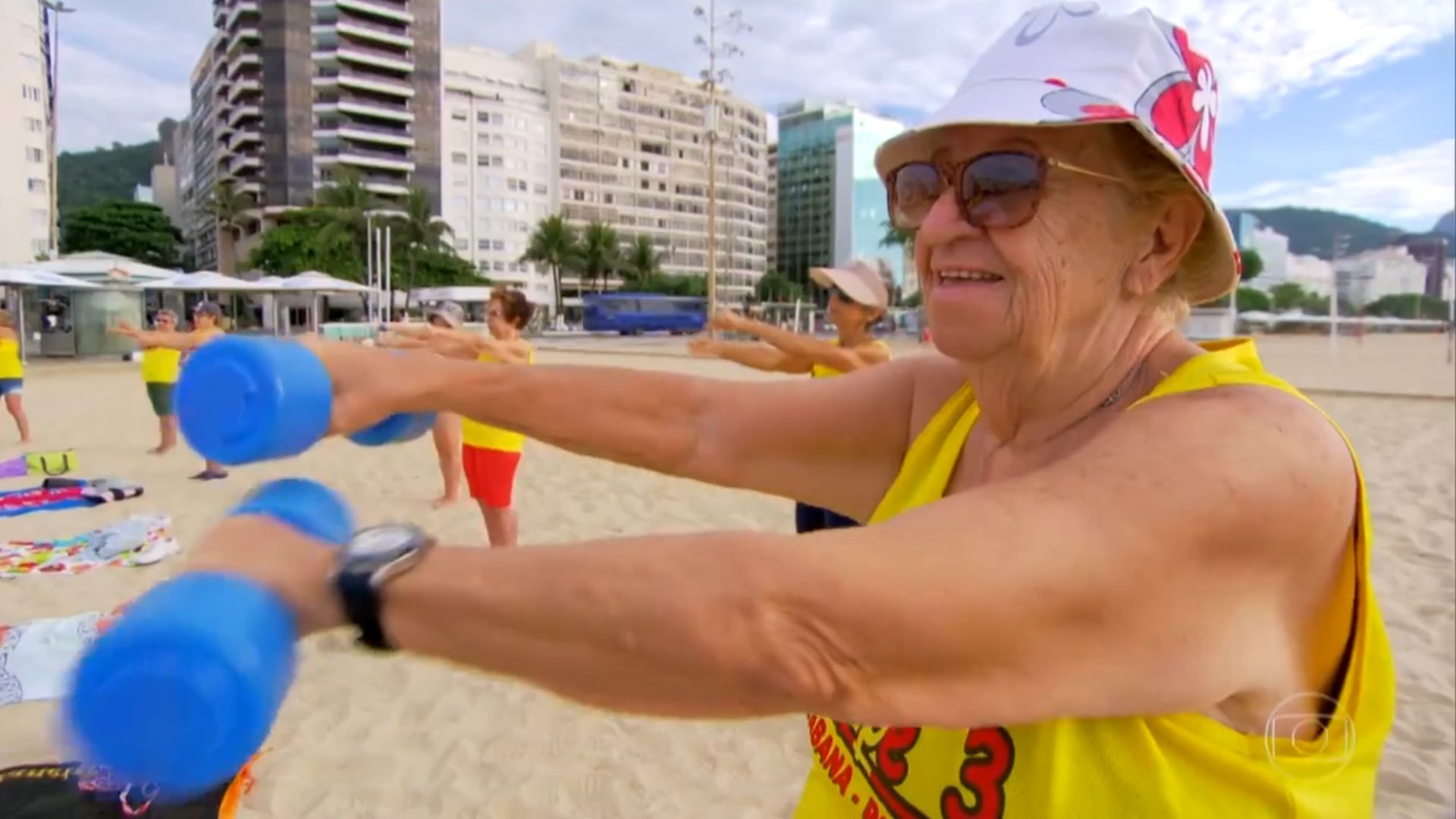 Aos 91 anos, dona Lulu mora sozinha há mais de 50 anos em Copacabana e reflete a autonomia na velhice no Brasil de casas com um morador.