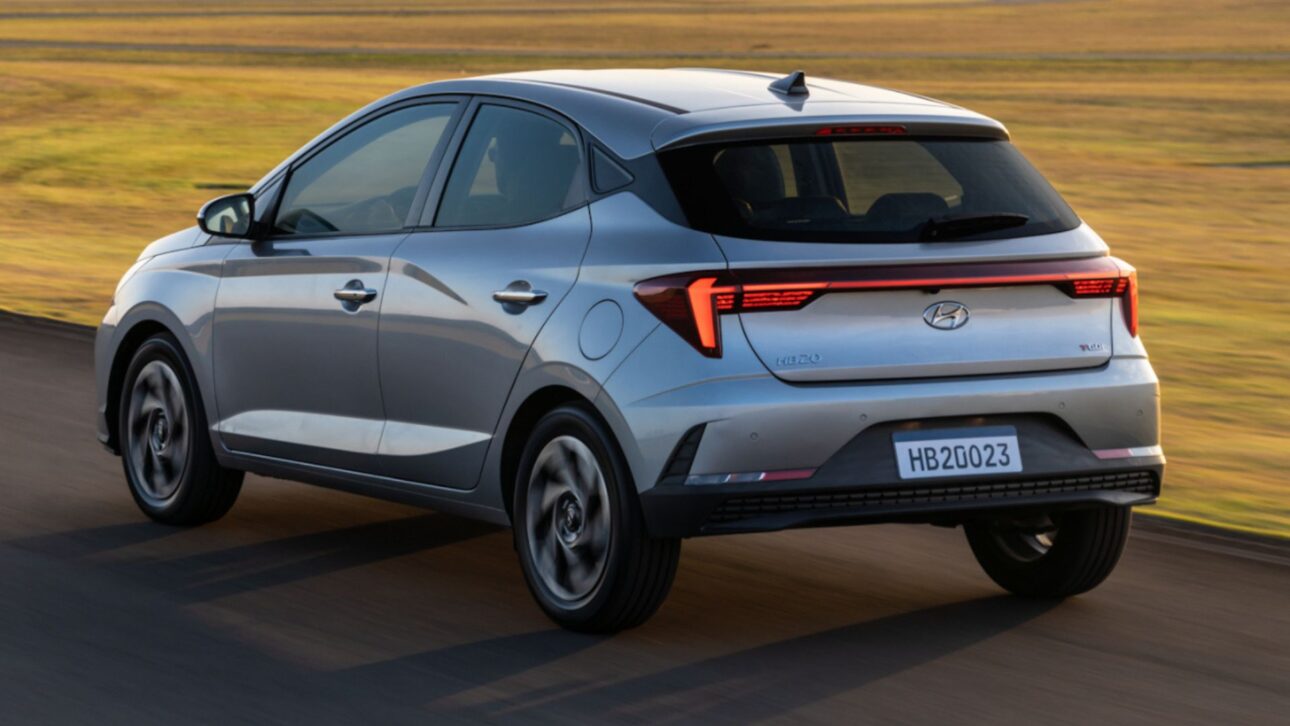 Tres coches económicos de Chevrolet, Hyundai e Volkswagen para quienes ganan hasta R$ 3 mil, con bajo consumo, mantenimiento accesible y buena reventa.