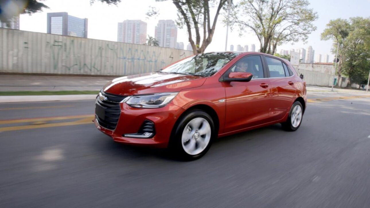 Tres coches económicos de Chevrolet, Hyundai y Volkswagen para quienes ganan hasta R$ 3 mil, con bajo consumo, mantenimiento accesible y buena reventa.