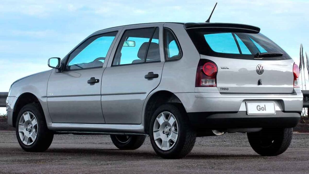 Tres coches económicos de Chevrolet, Hyundai y Volkswagen para quienes ganan hasta R$ 3 mil, con bajo consumo, mantenimiento accesible y buena reventa.