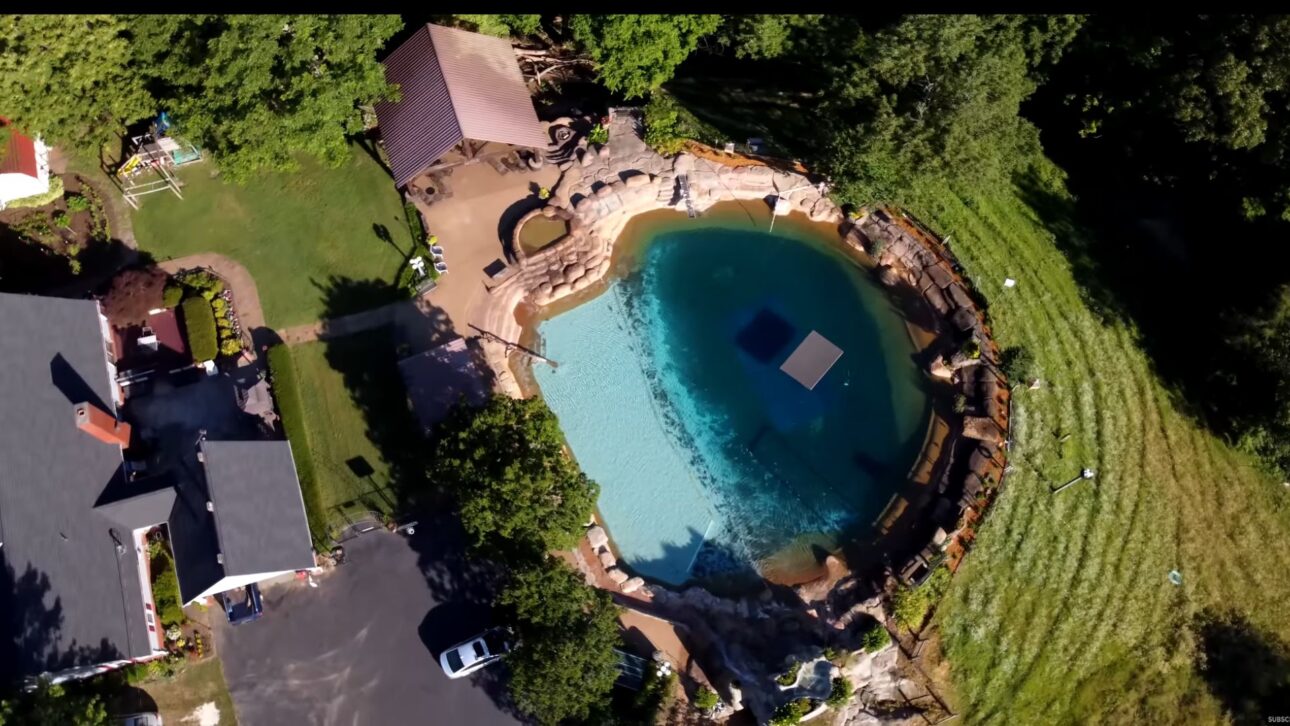 Patio en EE. UU. se convirtió en estanque con casi 2 millones de litros tras 29 años de obra artesanal, cascada, áreas profundas y uso comunitario.