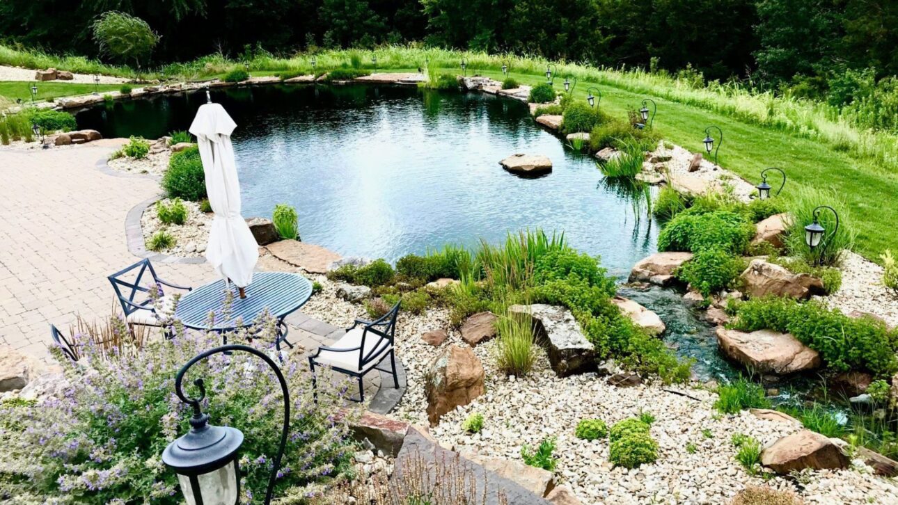 Patio en EE. UU. se convirtió en estanque con casi 2 millones de litros tras 29 años de obra artesanal, cascada, áreas profundas y uso comunitario.