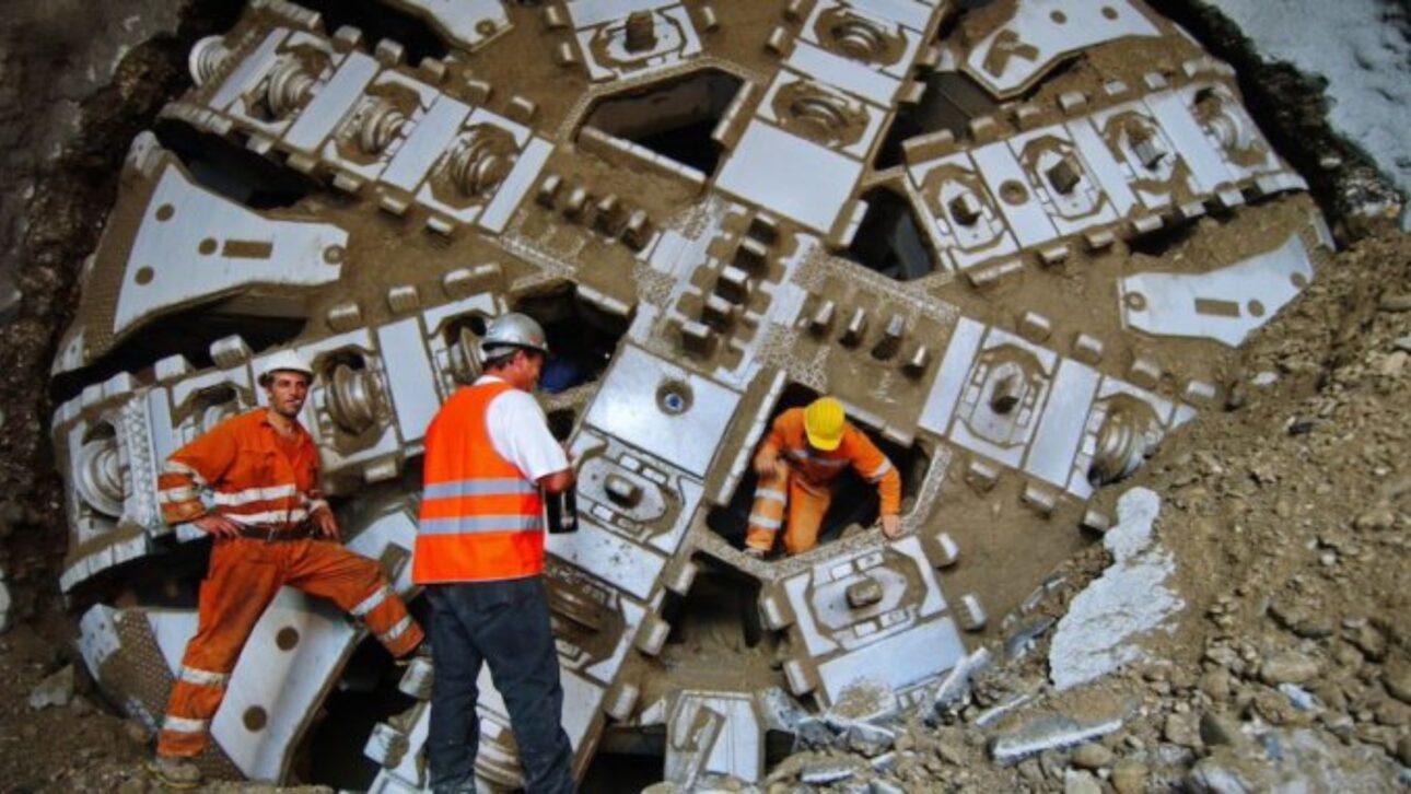 Máquinas conocidas como tatuzões escavan túneis de metrô con precisión, instalan anillos de concreto y avanzan hasta 15 metros por día en el subsuelo.