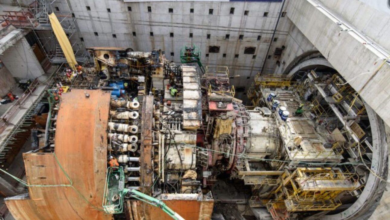 Máquinas conocidas como tatuzões escavan túneis de metrô con precisión, instalan anillos de concreto y avanzan hasta 15 metros por día en el subsuelo.