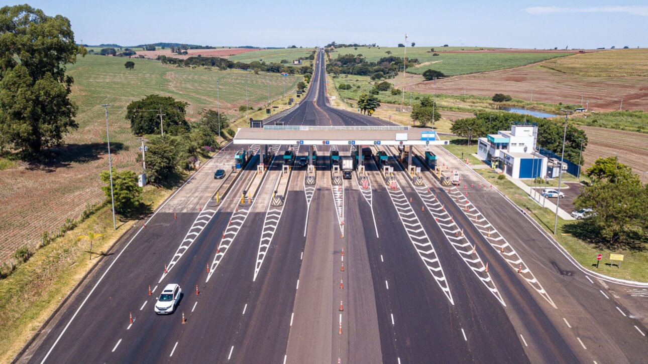 Regla contractual en carreteras federales permite liberación del peaje cuando filas o tiempo de espera superan límites previstos.