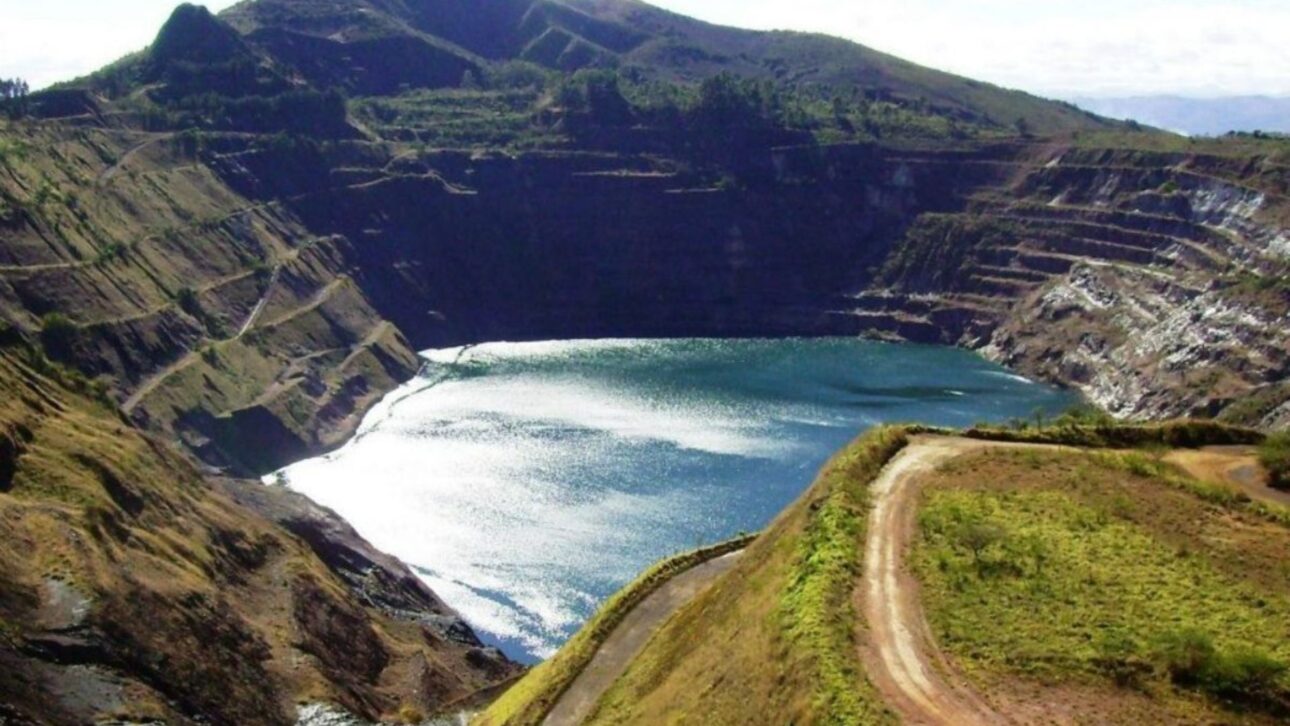 Lago de Águas Claras, en Minas Gerais, tiene 234 metros de profundidad, origen en mina y aguas estratificadas que pueden abastecer ciudades.