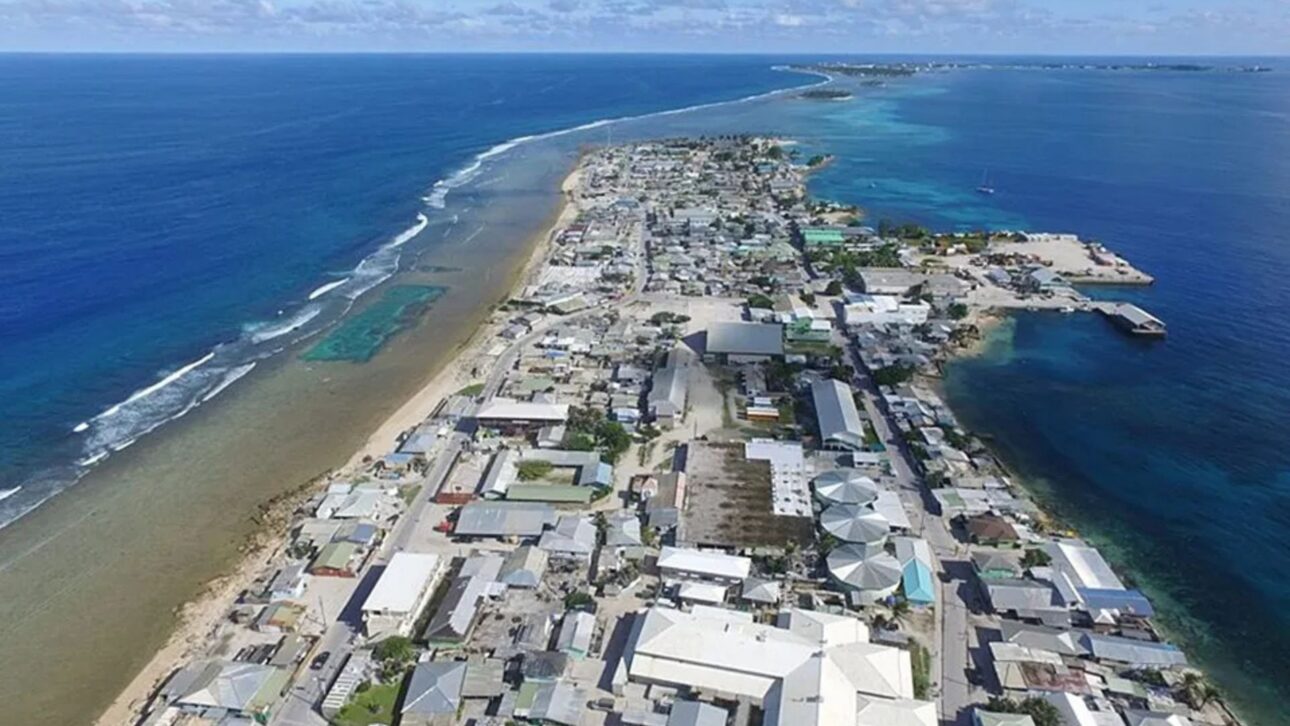 Con solo 0,36 km², la isla de Ebeye concentra miles de habitantes y enfrenta desafíos extremos de agua y saneamiento en el Pacífico.