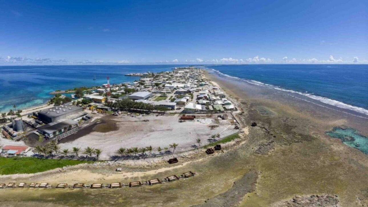 Con solo 0,36 km², la isla de Ebeye concentra miles de habitantes y enfrenta desafíos extremos de agua y saneamiento en el Pacífico.