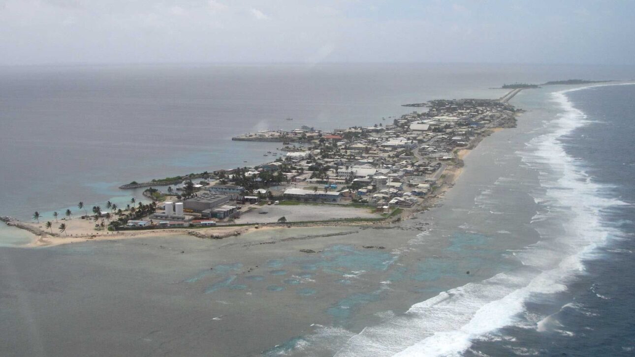 Con solo 0,36 km², la isla de Ebeye concentra miles de habitantes y enfrenta desafíos extremos de agua y saneamiento en el Pacífico.