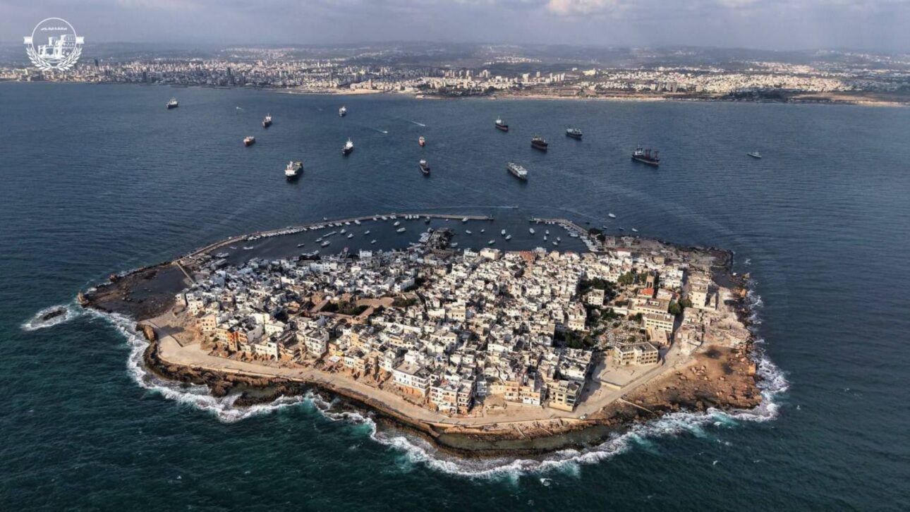 Arwad, única isla habitada de Siria, concentra miles en 0,2 km² y vive de la pesca y construcción naval, entre murallas antiguas.