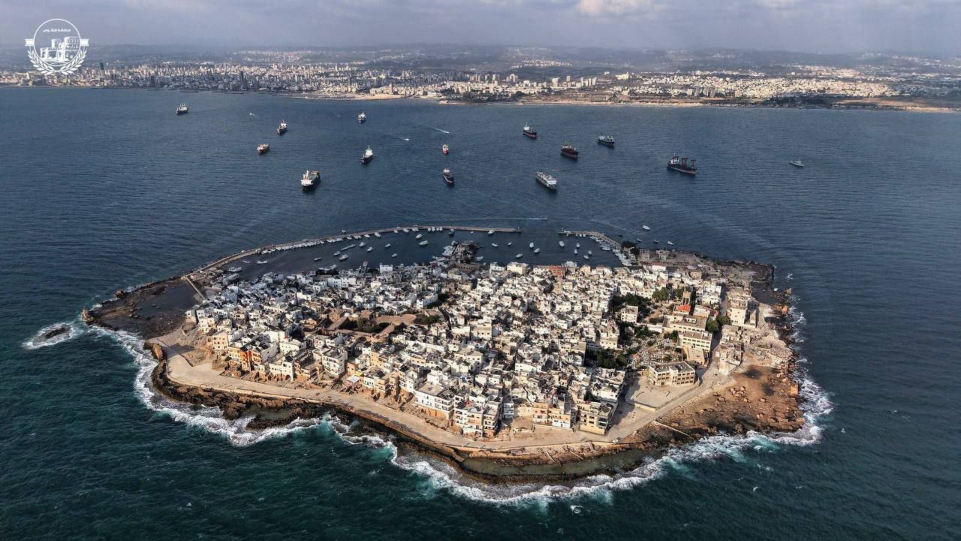 Arwad, única ilha habitada da Síria, concentra milhares em 0,2 km² e vive da pesca e construção naval, entre muralhas antigas.