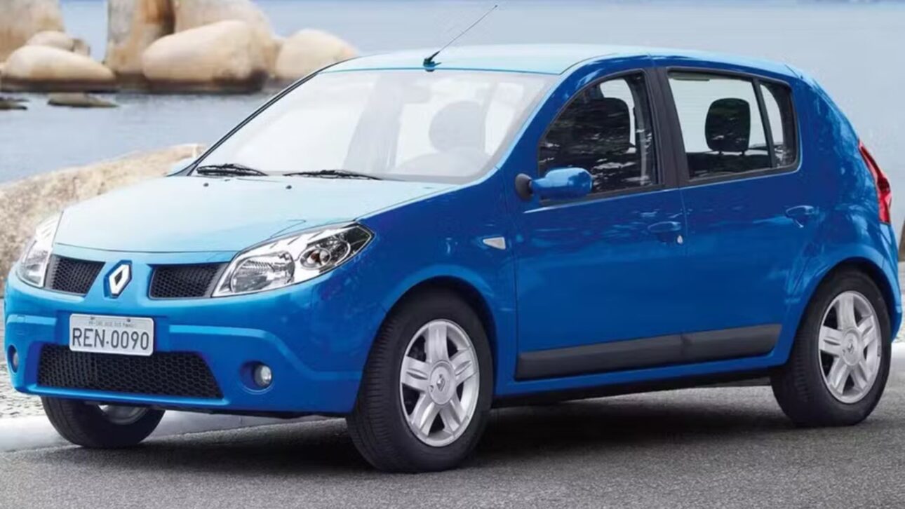 Renault Sandero usado aparece por menos de R$ 20 mil con motor 1.6, buen espacio interno y versiones más nuevas con economía y equipos.