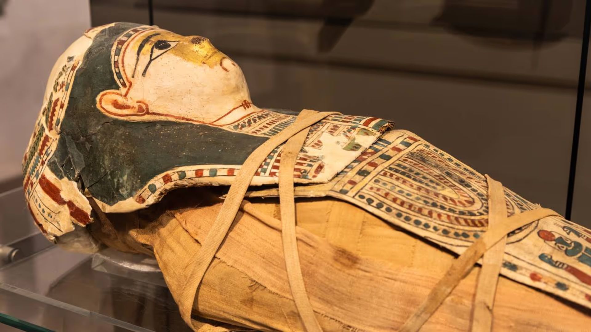 Descoberta em Luxor revela múmia com mais de 30 tatuagens sagradas e reforça indícios do papel religioso de mulheres no Egito Antigo.