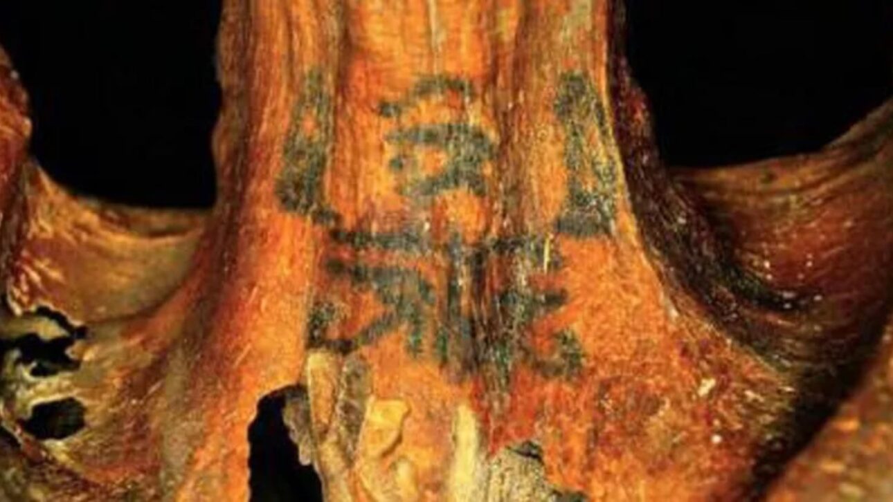 Descubrimiento en Luxor revela múmia con más de 30 tatuajes sagrados y refuerza indicios del papel religioso de mujeres en el Egipto Antiguo.