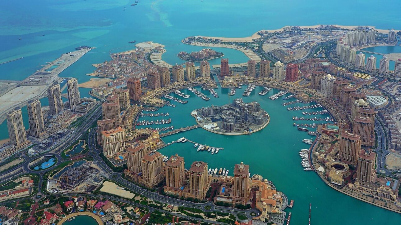 Isla artificial The Pearl, en Qatar, reúne propiedades de lujo, arquitectura europea, hoteles de cinco estrellas y libertad rara en Oriente Medio.