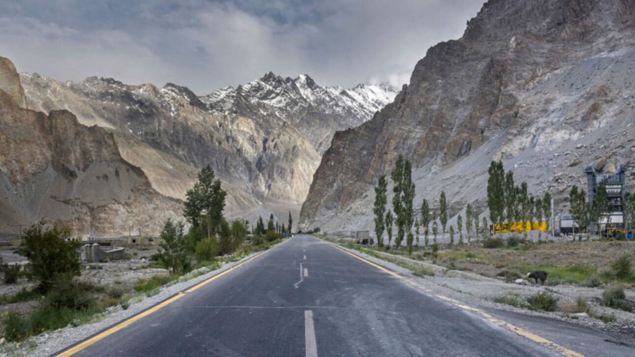 Karakoram Highway liga China e Paquistão a quase 4.700 metros, cruza geleiras, picos de 7.000 m e funciona como rota estratégica escavada na rocha.