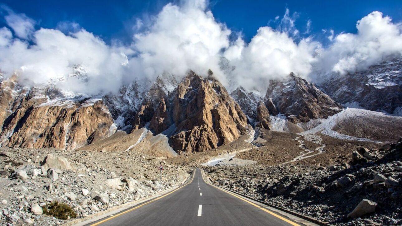 Karakoram Highway liga China e Paquistão a quase 4.700 metros, cruza geleiras, picos de 7.000 m e funciona como rota estratégica escavada na rocha.