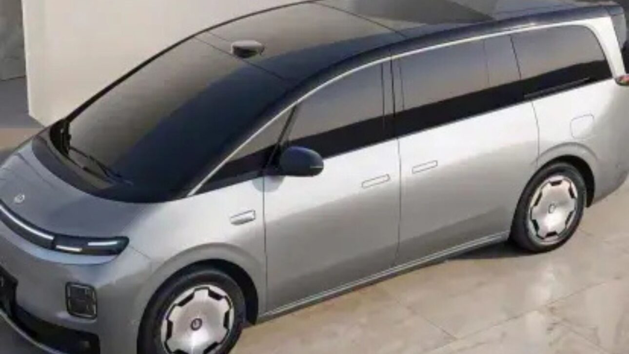 Leapmotor D99 estrena como minivan eléctrica de 734 cv, tres motores, IA embarcada y tecnología de coche autónomo, con lanzamiento confirmado.