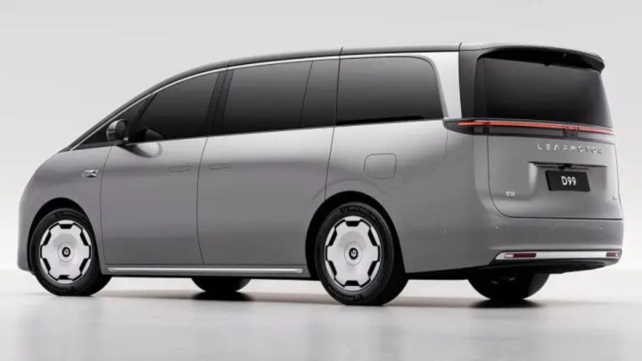 Leapmotor D99 estrena como minivan eléctrica de 734 cv, tres motores, IA embarcada y tecnología de coche autónomo, con lanzamiento confirmado.