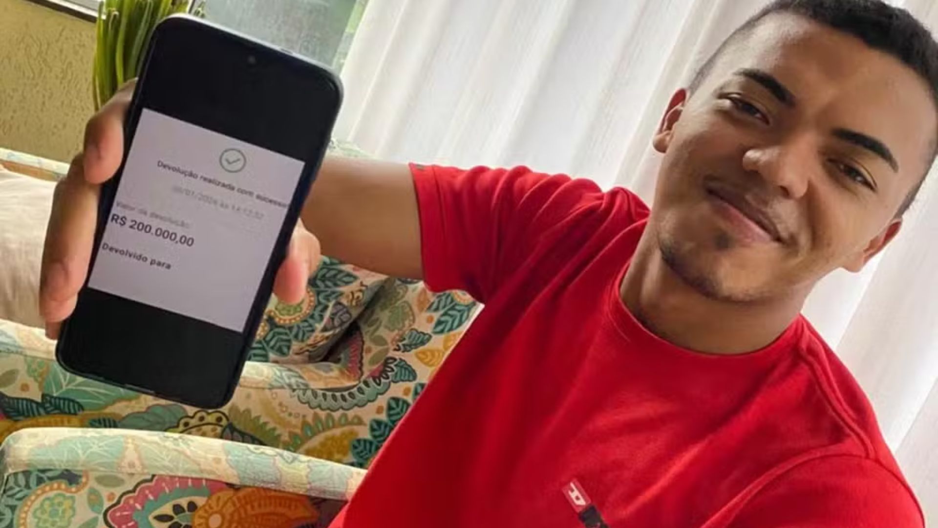 Estudante devolve Pix de R$ 200 mil recebido por engano após erro em transferência, banco bloqueia conta e caso repercute pela honestidade.