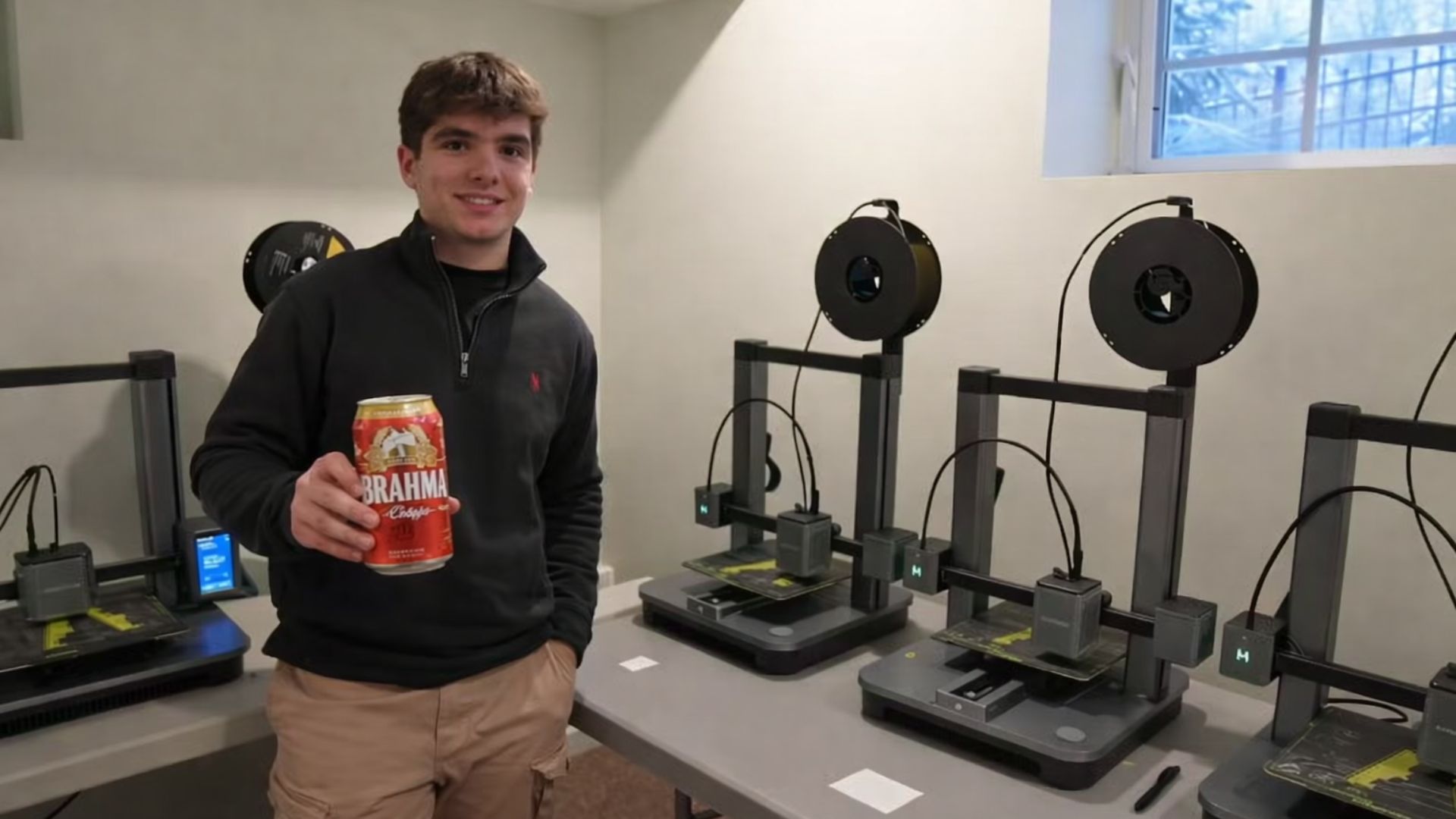 Aos 18 anos, jovem usa impressão 3D, viraliza no TikTok e fatura R$ 1,6 milhão em um mês com porta-latas automático inovador.