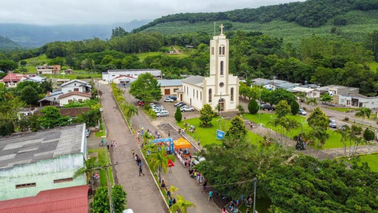 Morrinhos do Sul revela pozos de agua cristalina, rapel, globo sobre cañones, platanales y vistas raras entre sierra, lagunas y mar.