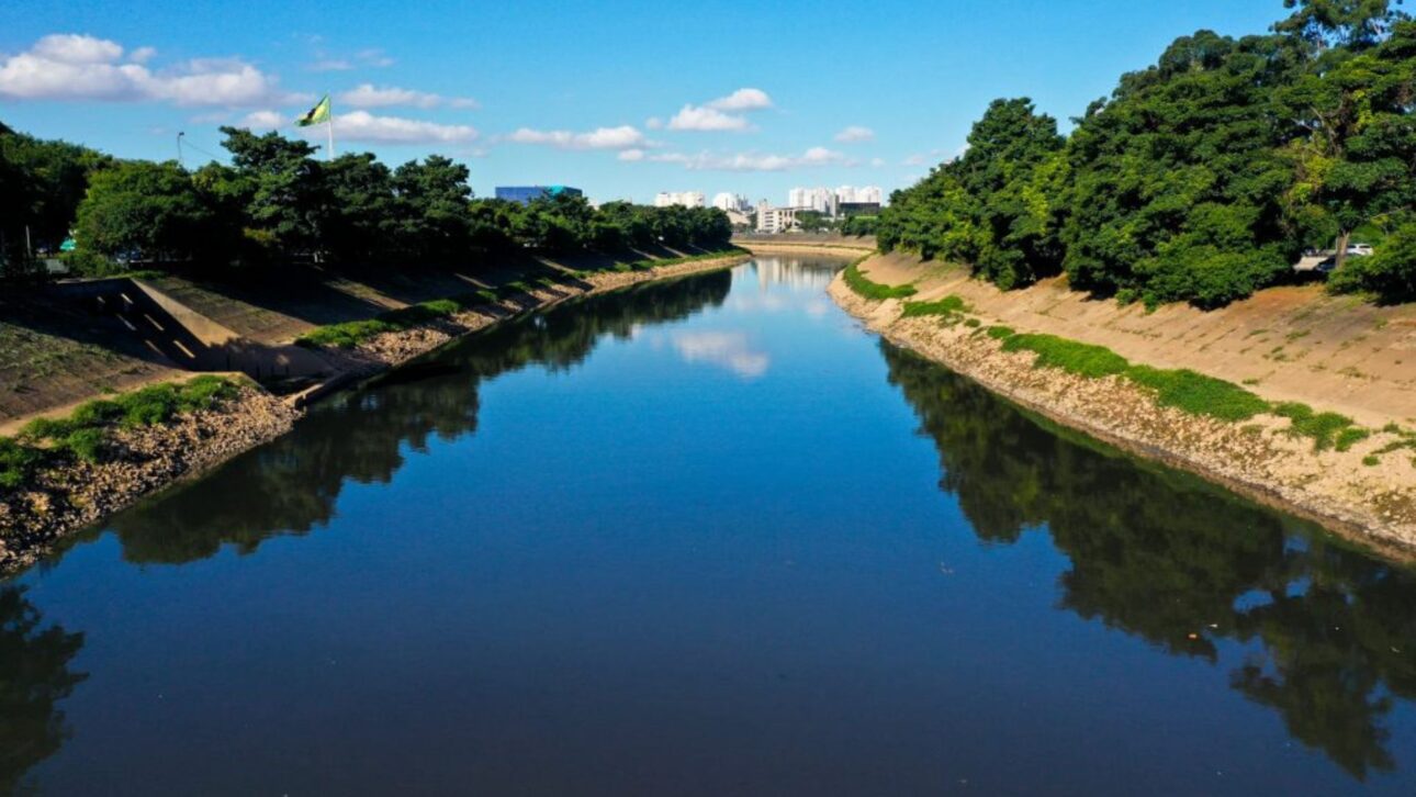 Proyecto IntegraTietê avanza, quita millones de sedimentos y reduce la contaminación del Río Tietê. La meta es hacer que el río sea apto para baño hasta 2029.