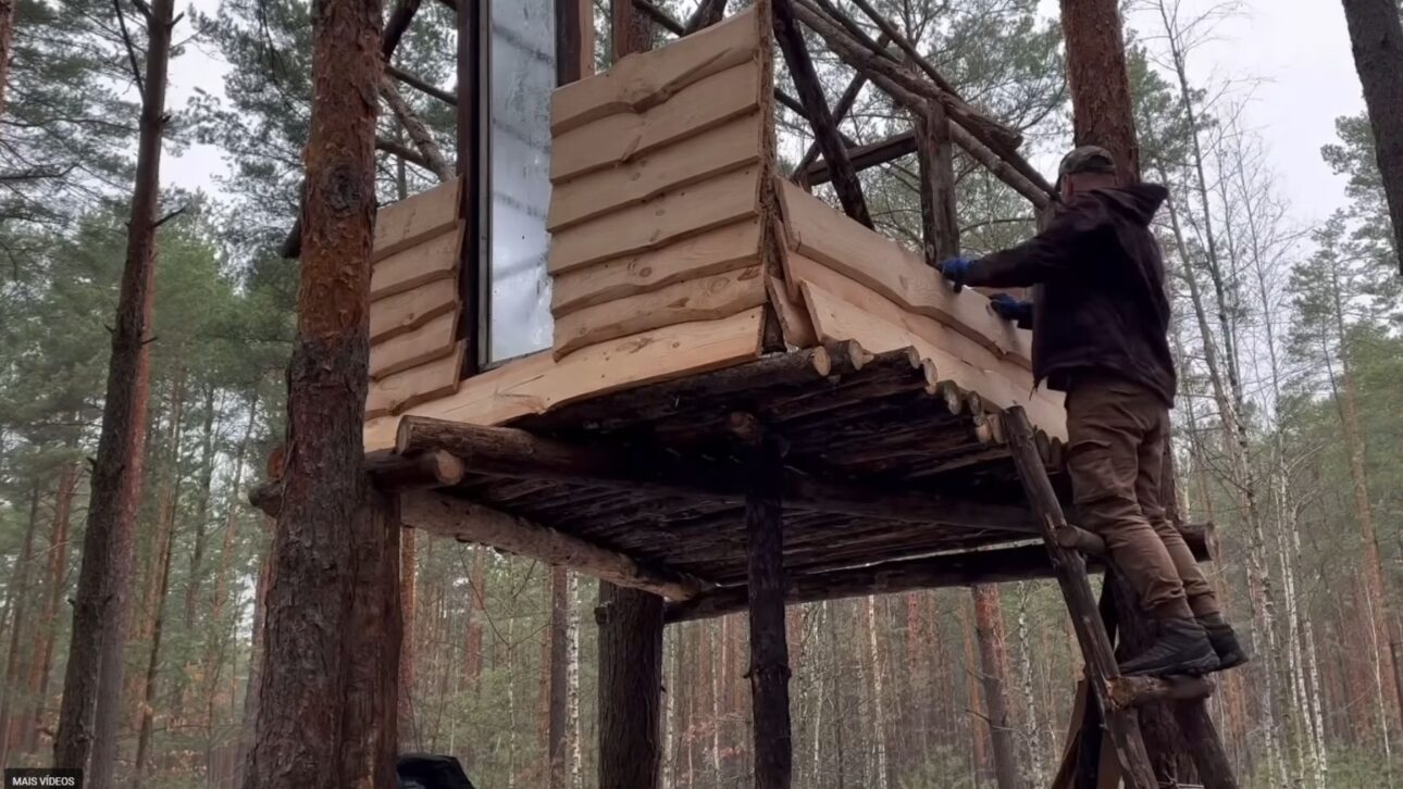 Refugio elevado a 2 metros del suelo usa troncos y madera ligera, sin tornillos, fijado en árboles, con confort térmico y bajo impacto ambiental.