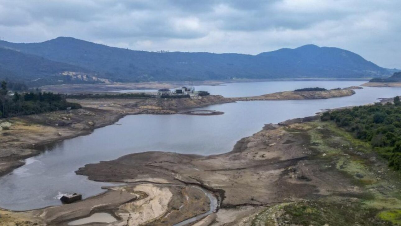 Bogotá adopta racionamiento de agua con cortes de 24 horas tras la caída crítica del Sistema Chingaza, reavivando la alerta para un posible Día Cero.