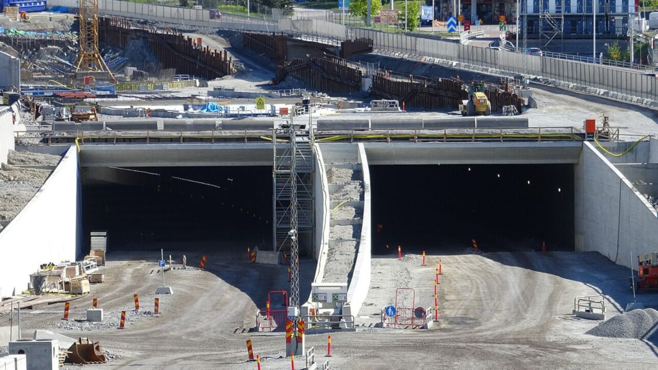 Túnel de 18 km desvía la carretera E4 hacia el subsuelo y cambia el tráfico de Estocolmo, con impacto directo en la movilidad urbana y en el transporte de cargas.