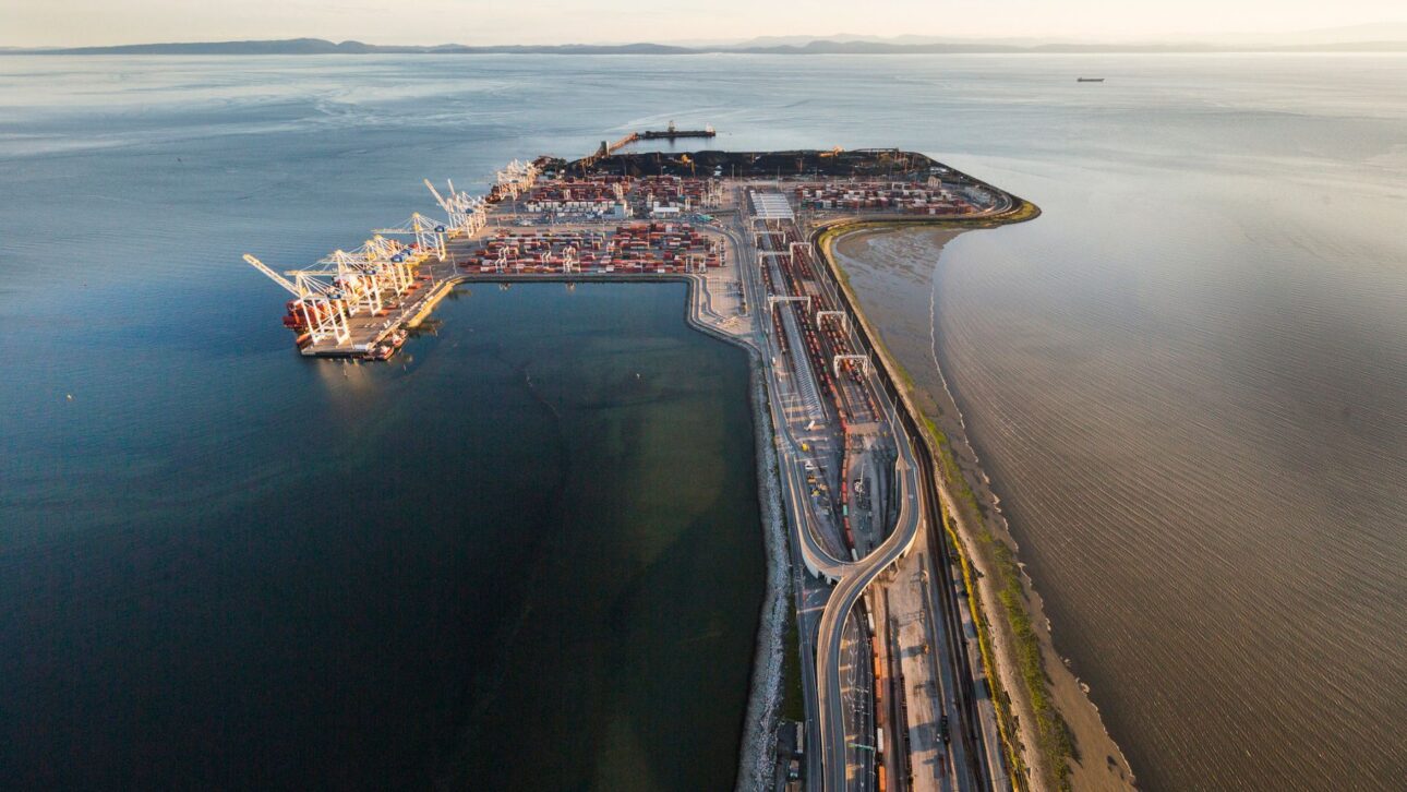 Canadá autoriza megaterminal en el Puerto de Vancouver con isla artificial en el mar, tres muelles de atracación y capacidad extra de 2,4 millones de TEUs por año.