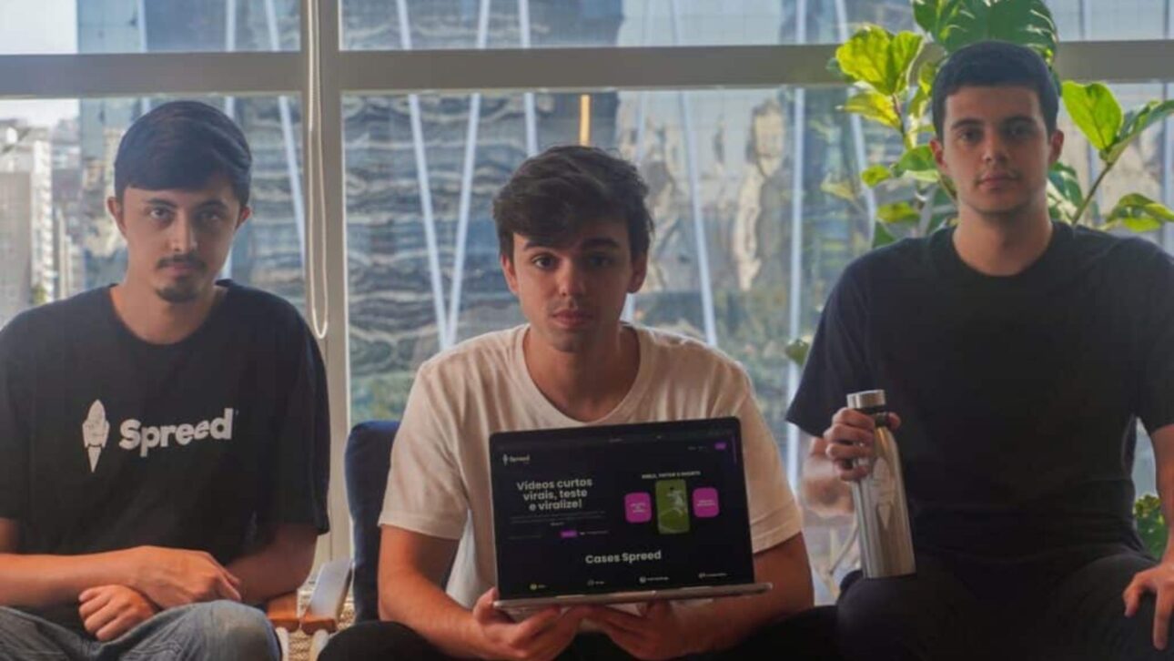 Mineiro de 21 años crea IA para transformar podcasts en cortes virales, fatura R$ 700 mil por mês y atende clientes no Brasil y no exterior.