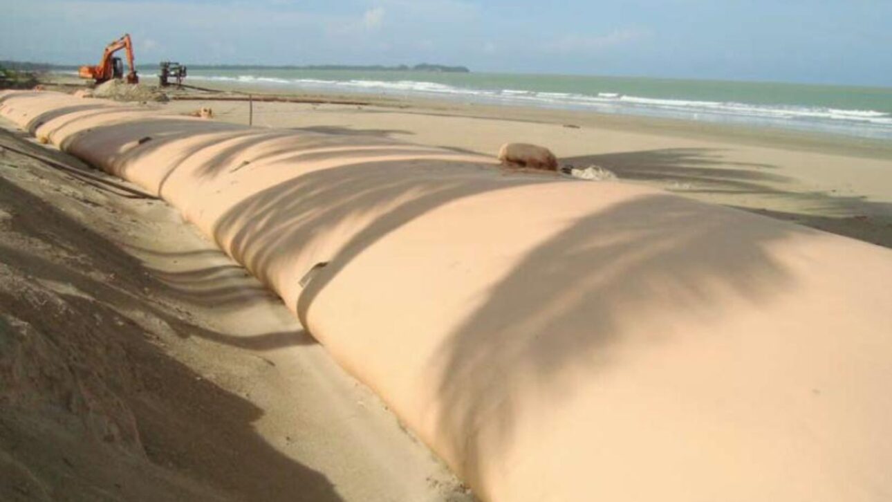 México instala 4 km de geotubos sumergidos para reducir la energía de las olas y tratar de contener la erosión costera en la costa de Yucatán.