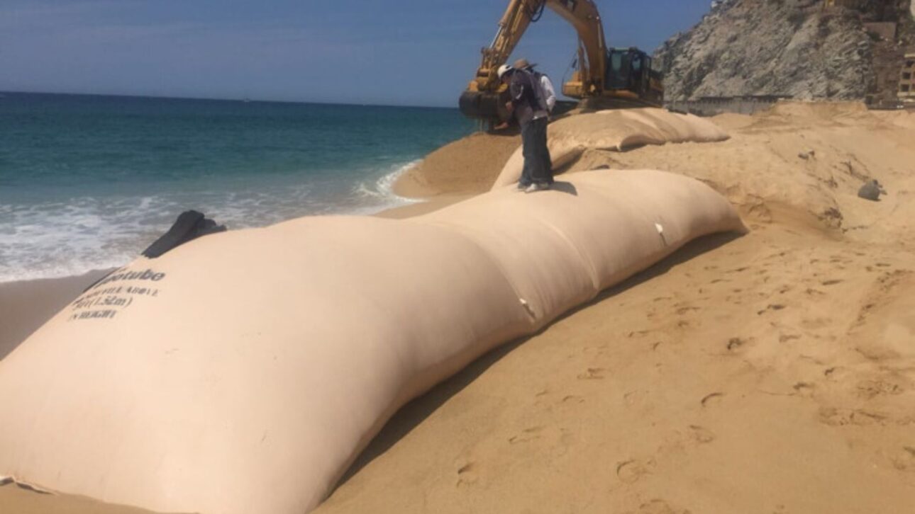 México instala 4 km de geotubos sumergidos para reducir la energía de las olas y tratar de contener la erosión costera en la costa de Yucatán.