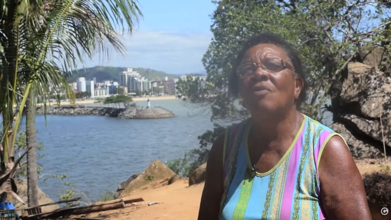 Familia vive há 47 anos isolada em ilha urbana de Vitória sem água e energia, a poucos metros da cidade, revelando contraste raro urbano.