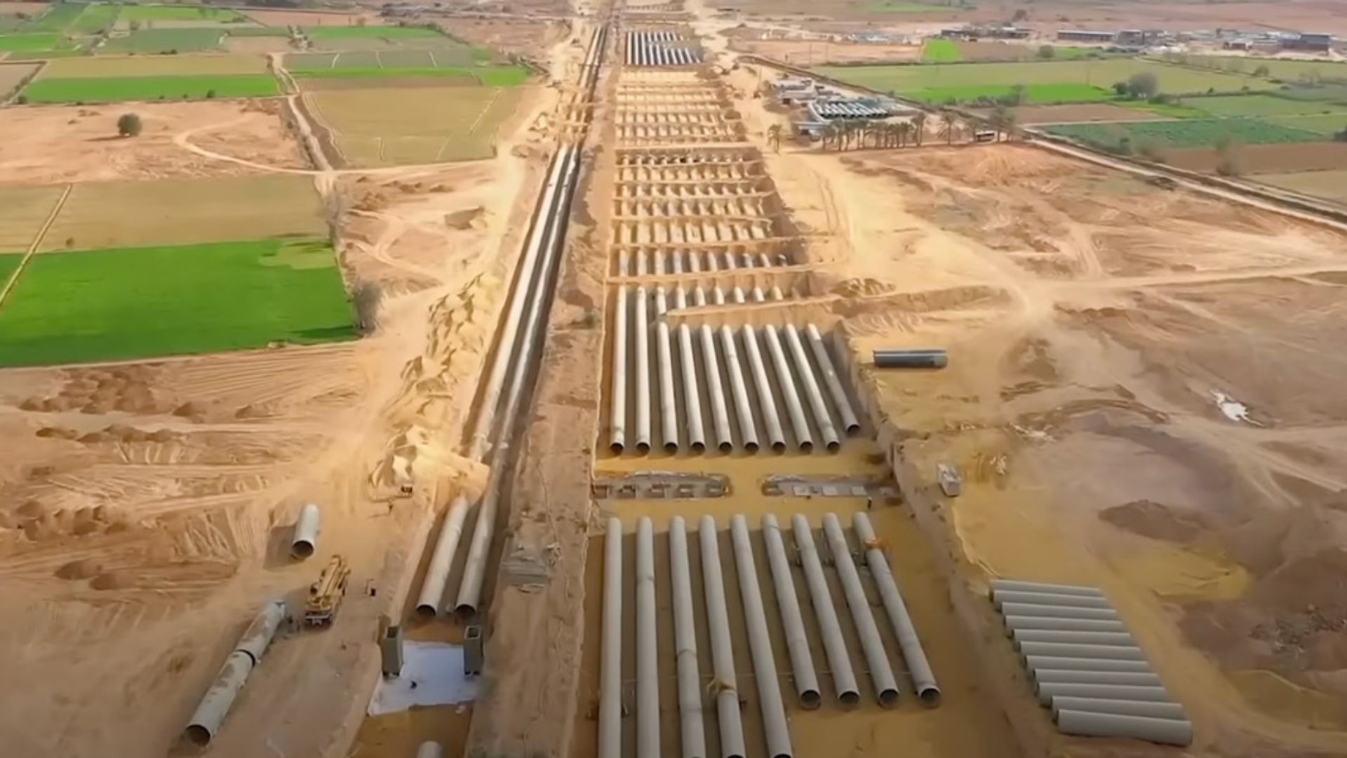 Egito constrói rio artificial de 114 km no Saara para expandir agricultura, redistribuir população e reforçar segurança alimentar com tecnologia hídrica.