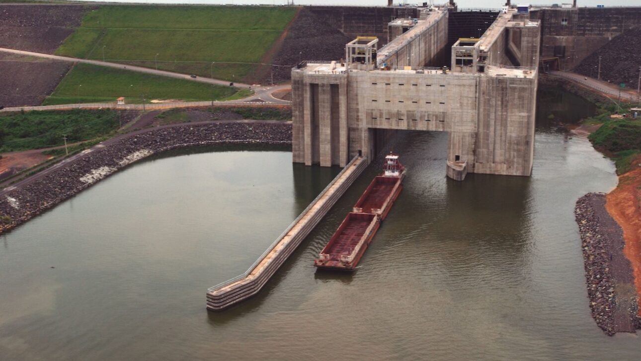 Esclusas de Tucuruí funcionan como un elevador de barcos en la Amazonía, con 210 metros de extensión y desnivel de hasta 72 metros en el río Tocantins.