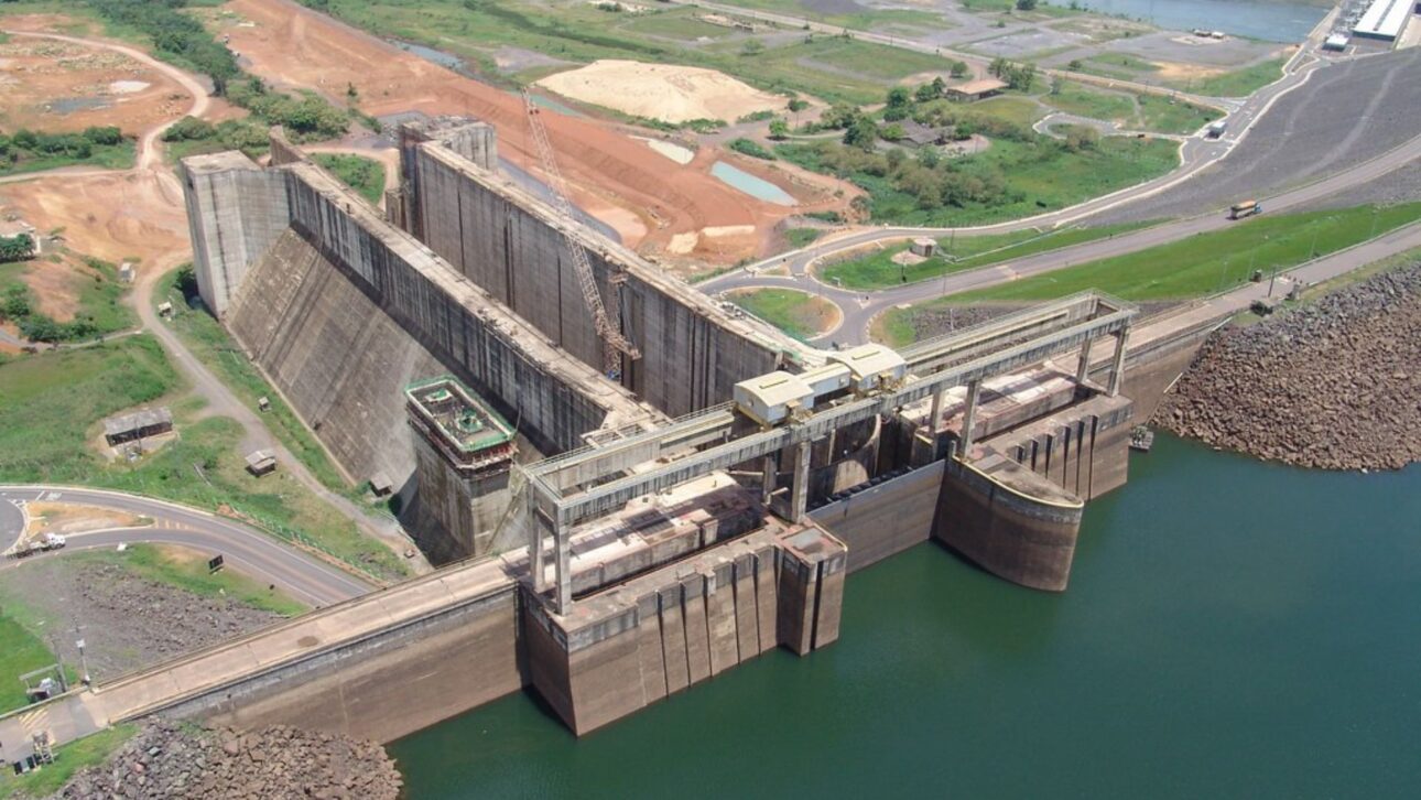 Esclusas de Tucuruí funcionan como un elevador de barcos en la Amazonía, con 210 metros de extensión y desnivel de hasta 72 metros en el río Tocantins.