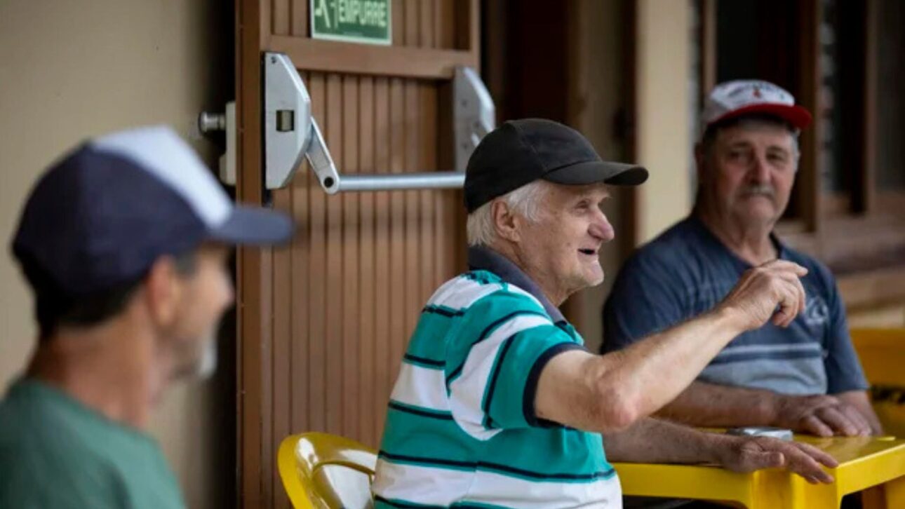 Cidade pequena do RS lidera ranking do IBGE como a mais envelhecida do Brasil, com índice recorde e idade mediana de 53 anos.