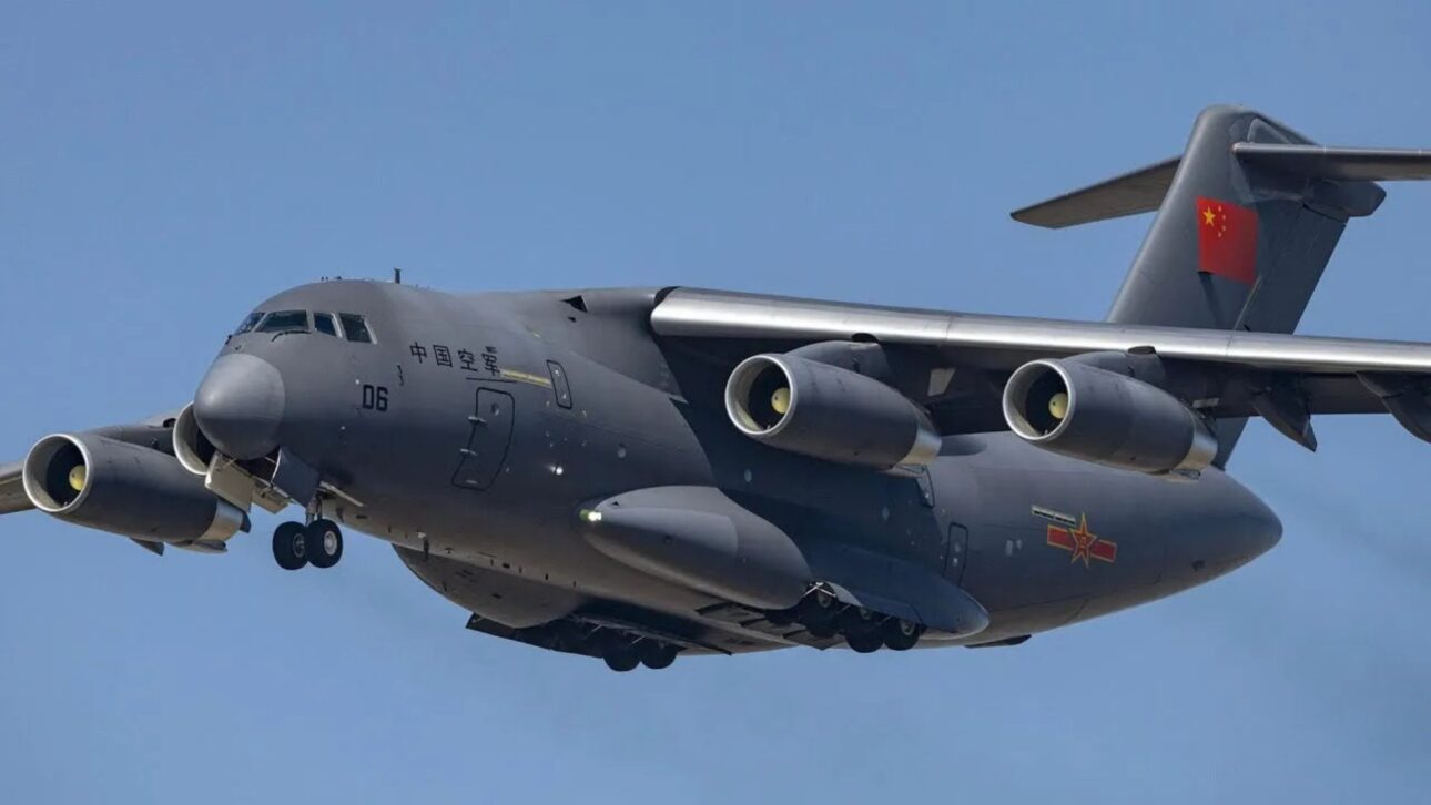 China presenta el Y-20B, carguero estratégico con motores nacionales de alto bypass, exhibido en desfile y enfocado en mayor alcance y capacidad de carga.