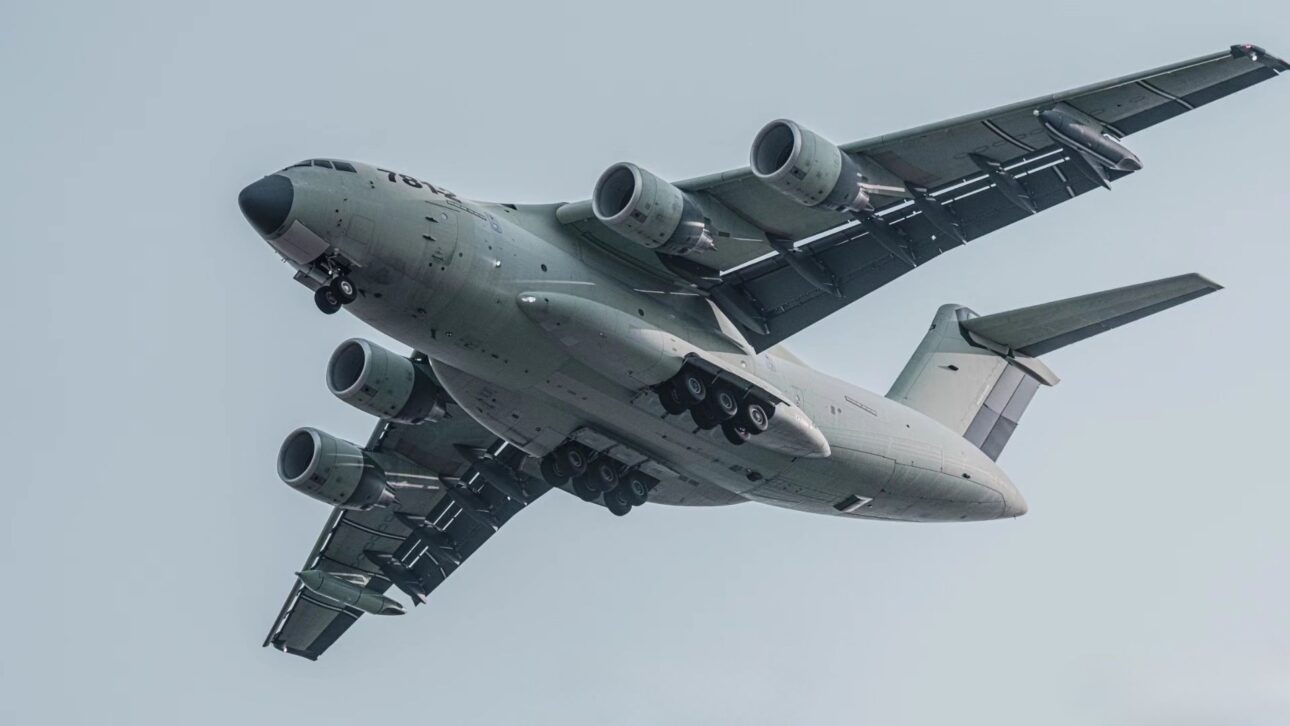China presenta el Y-20B, carguero estratégico con motores nacionales de alto bypass, exhibido en desfile y enfocado en mayor alcance y capacidad de carga.