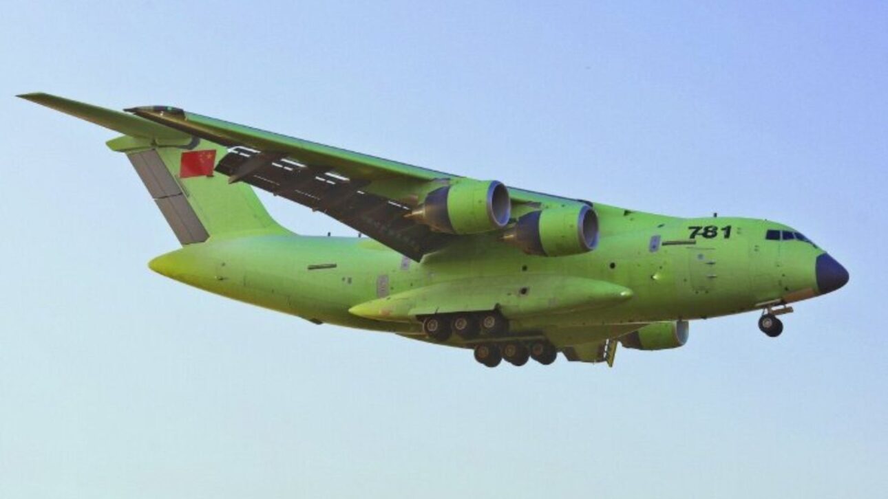China presenta el Y-20B, carguero estratégico con motores nacionales de alto bypass, exhibido en desfile y enfocado en mayor alcance y capacidad de carga.