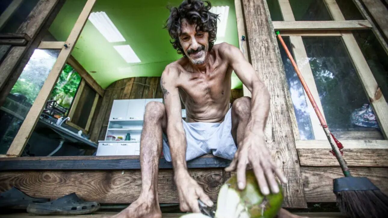 Familia de pescadores vive aislada en la isla Montão de Trigo, en SP, con agua de manantial y energía solar, manteniendo rutina tradicional cerca del continente.
