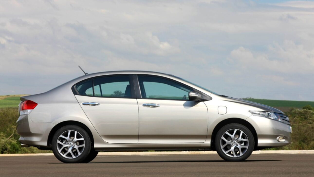 Honda City usado por cerca de R$ 40 mil reúne motor 1.5 flex de até 116 cv, porta-malas de 506 litros e câmbio manual simples e confiável.