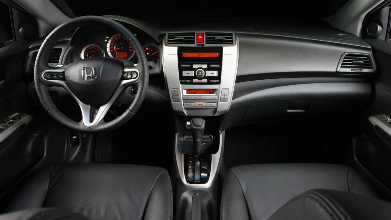 Honda City usado por cerca de R$ 40 mil reúne motor 1.5 flex de até 116 cv, porta-malas de 506 litros e câmbio manual simples e confiável.