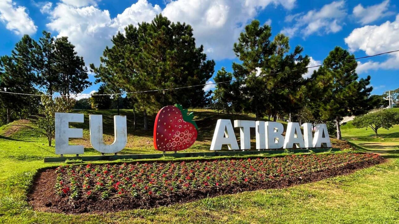 Atibaia es la Capital Nacional de la Fresa, produce 3 mil toneladas por año y atrae turistas con fiesta tradicional, clima templado y turismo rural.