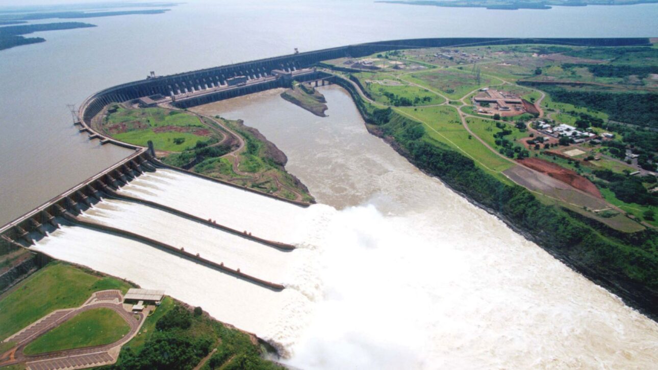Plan para crear 400 mil toneladas de tilapia en Itaipu avanza en Paraguay, pero enfrenta obstáculos en Brasil y alertas de biólogos sobre riesgos ambientales.