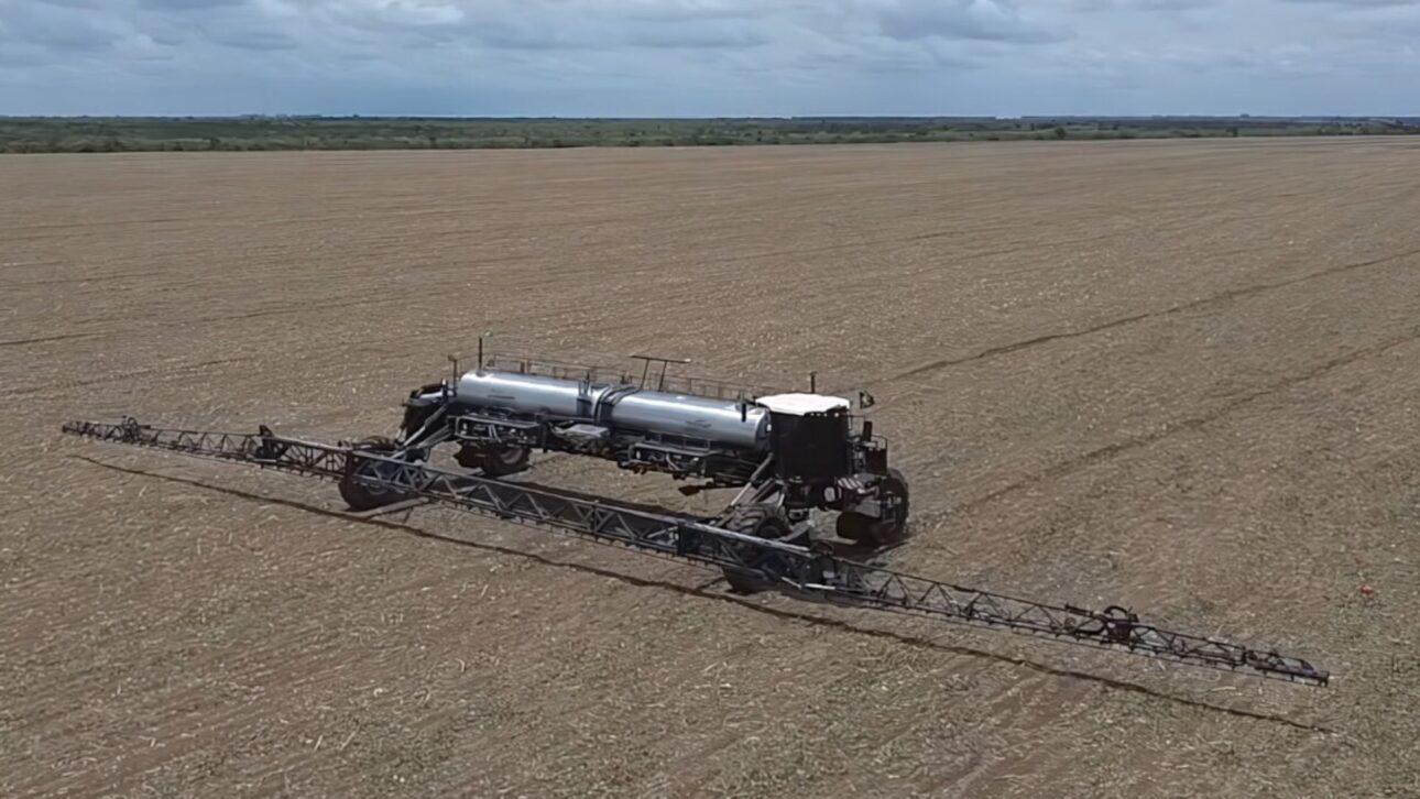 Pulverizador brasileño Overlander 18.000 impresiona con barra de 42 m y tanque de 18 mil litros, elevando la escala y la eficiencia en el campo.